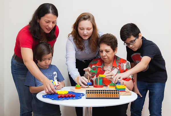 Alunos 60+ em aula de ginástica cerebral no SUPERA Parquelândia